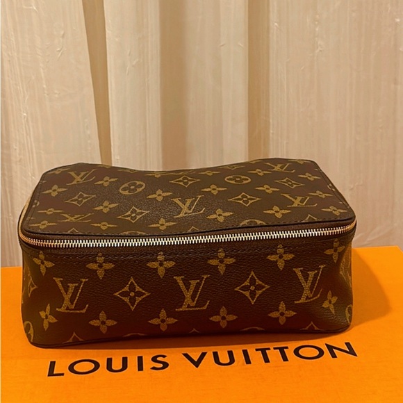Louis Vuitton Handbags - 💯% Authentic Louis Vuitton Cosmetic/Packing Cube✨